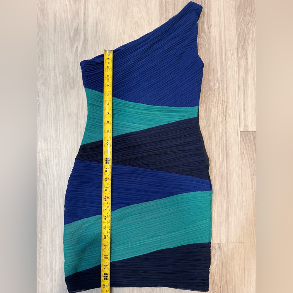 BCBG MAXAZRIA Elegant Blue and Green One-Shoulder Dress - Picture 5 of 7